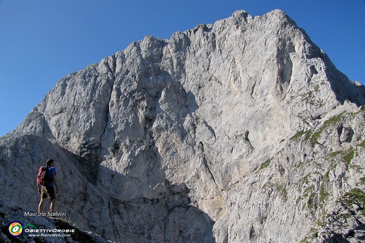 21 Eccomi alla Cima del Fupù, ecco la parete Nord della Presolana Orientale....JPG